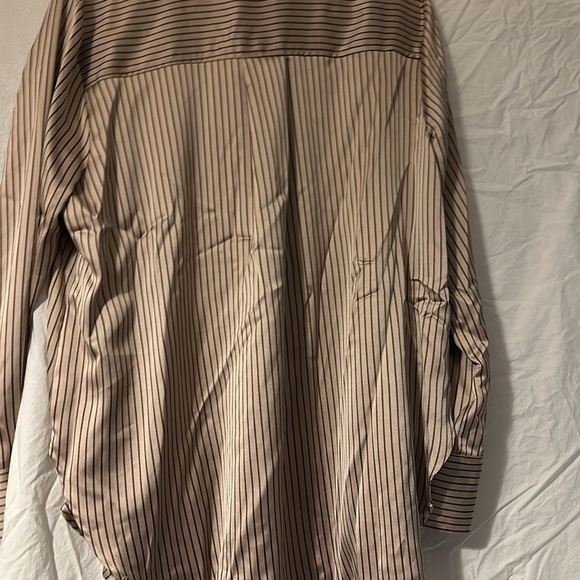 Woman’s blouse , fits beautifully longer in the back - Picture 2 of 4